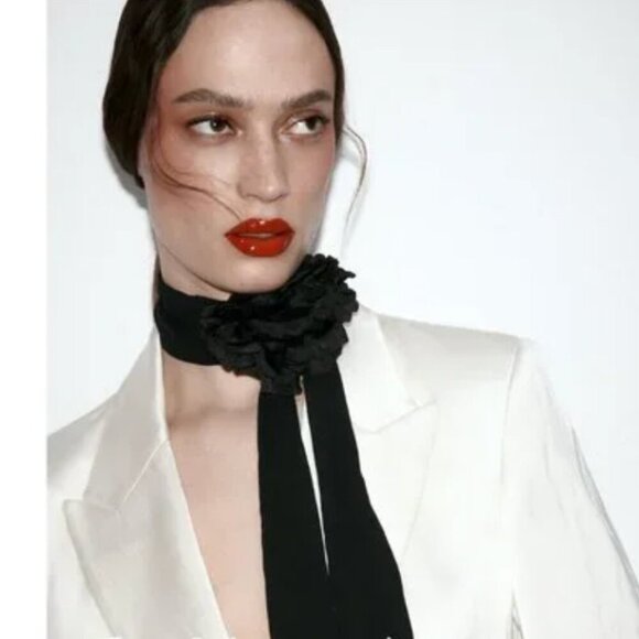 BLOGGER'S FAVE! Zara Flower Scarf NWT - Picture 1 of 11